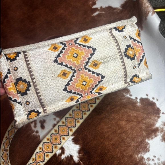 Wrangler Women's Geometric Brown and Yellow Tote - Picture 3 of 6
